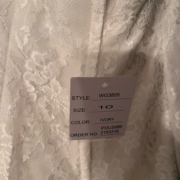 Beautiful, never worn, all lace wedding dress in perfect condition! - Picture 7 of 7